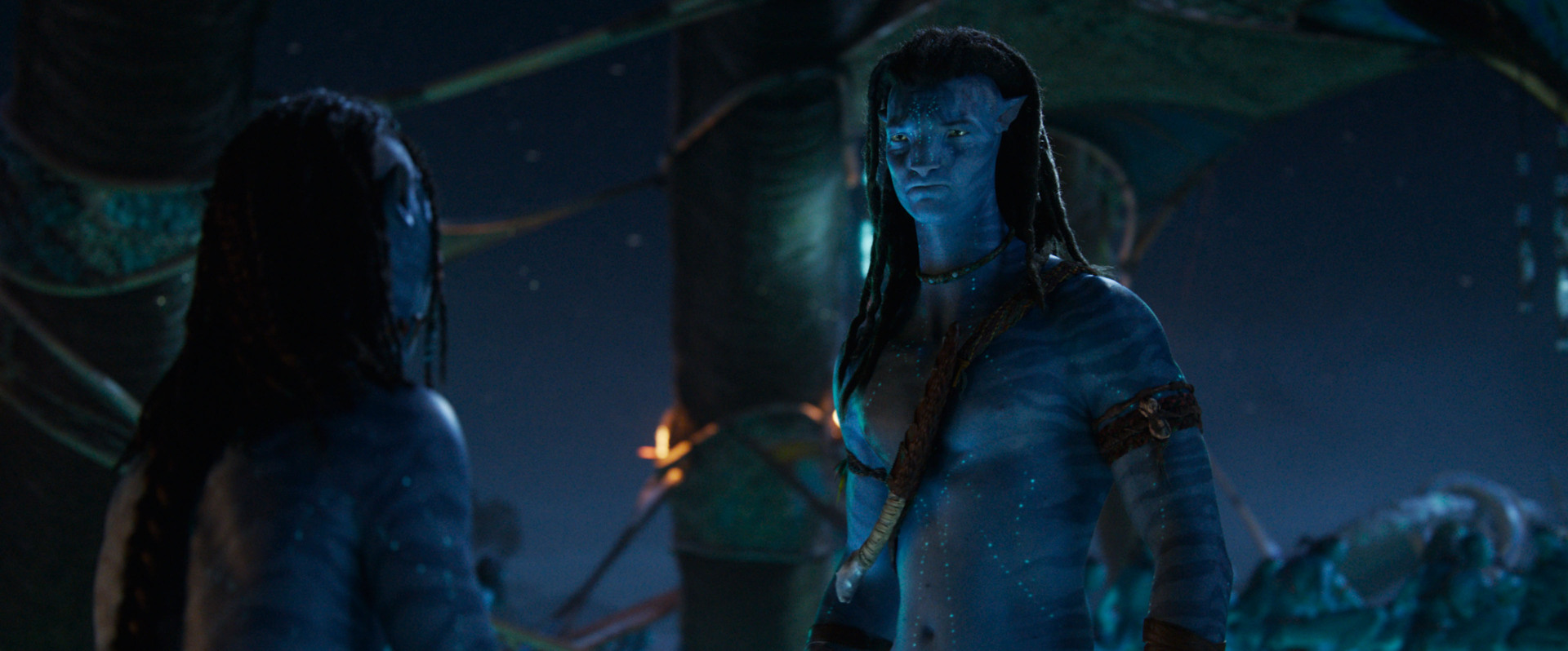 (L-R) Lo’ak (Britain Dalton) and Jake Sully (Sam Worthington) in 20th Century Studios' AVATAR: FIRE AND ASH. Photo courtesy of 20th Century Studios. © 2025 20th Century Studios. All Rights Reserved.