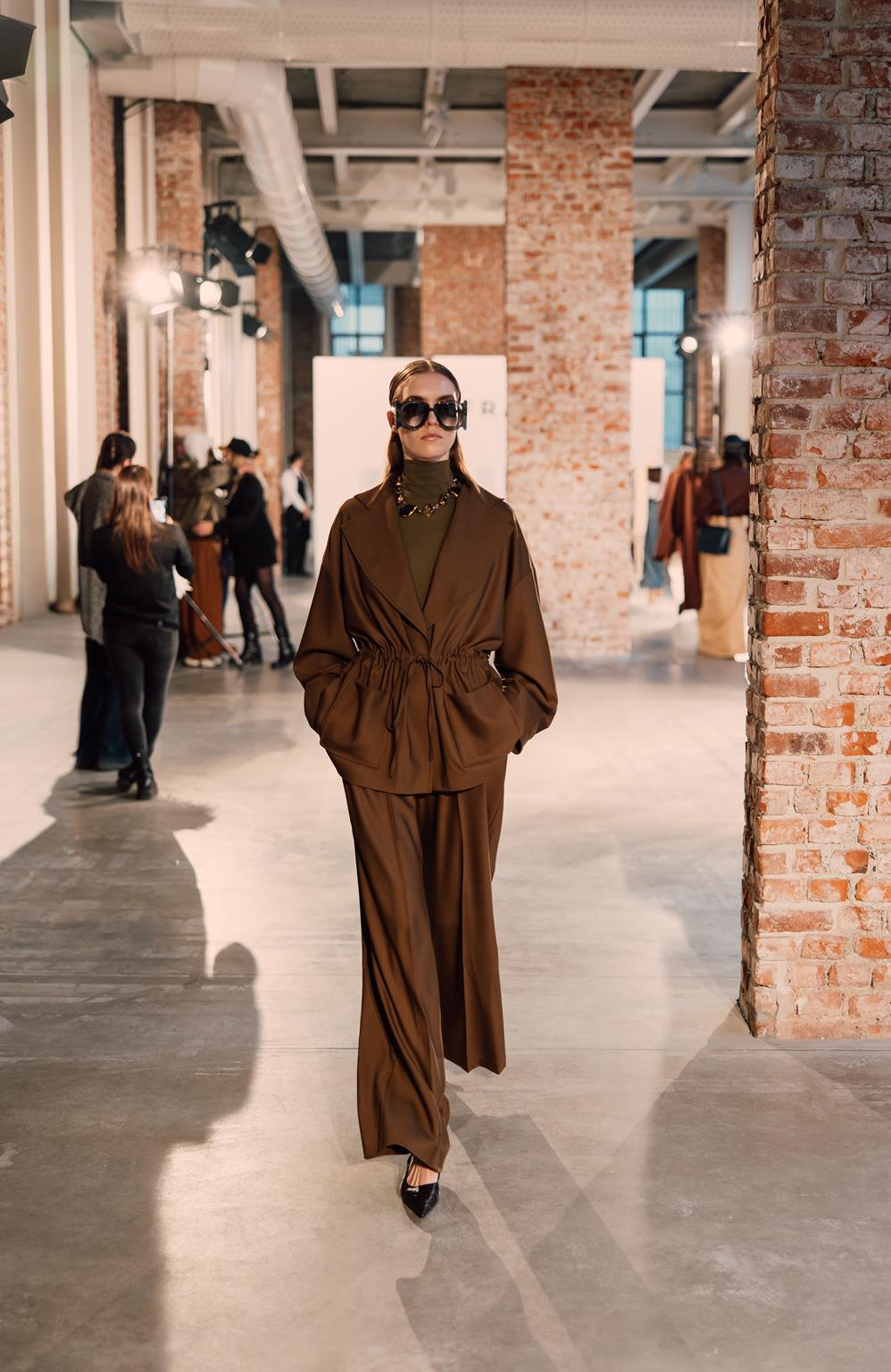 Afraa Al-Noaimi, fondatrice e direttore creativo di AFRAA, che presenta Eastward Elegance FW26