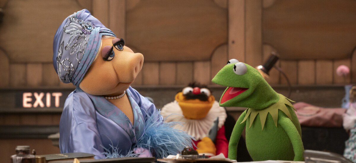 THE MUPPETS SHOW SPECIAL - (Disney/Mitch Haaseth) MISS PIGGY, LEW ZEALAND, KERMIT