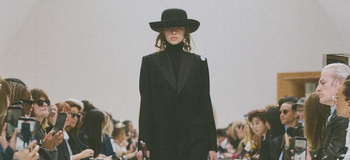 La nuova collezione Celine secondo Michael Rider tra eleganza, ribellione e personalità