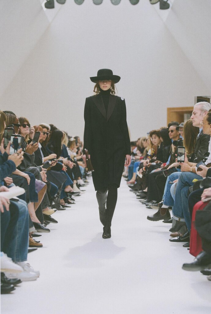 La nuova collezione Celine secondo Michael Rider tra eleganza, ribellione e personalità