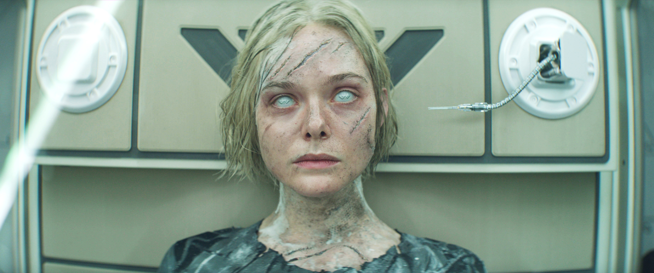 (L-R) Thia (Elle Fanning) in 20th Century Studios' PREDATOR: BADLANDS film. Photo courtesy of 20th Century Studios. © 2025 20th Century Studios. All Rights Reserved.