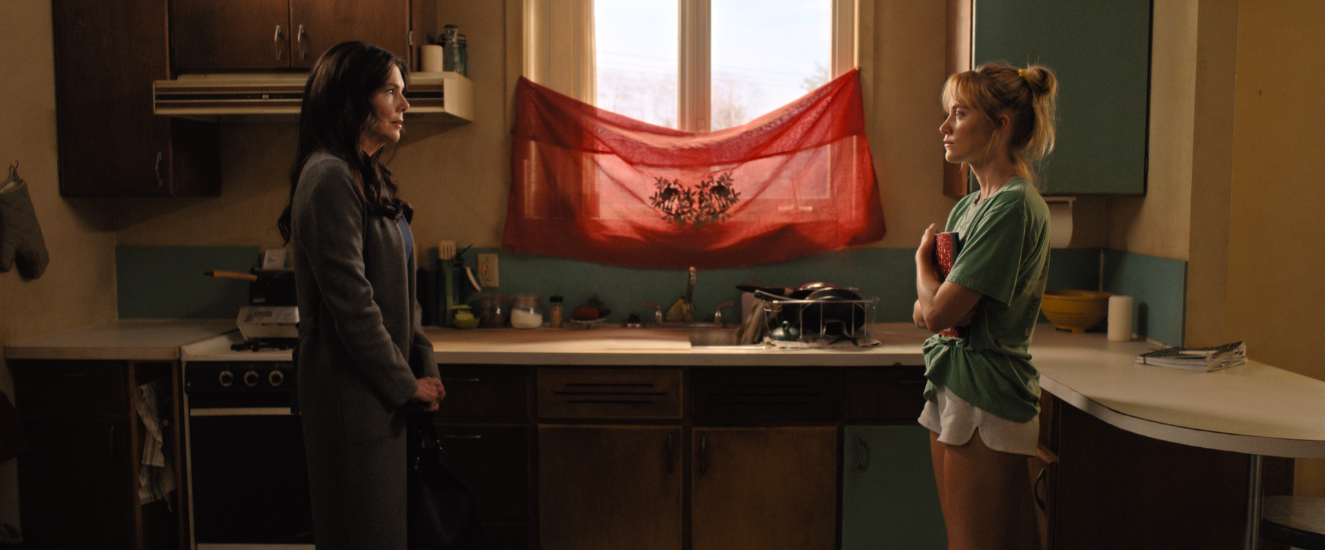 (from left) Grace Landry (Lauren Graham) and Kenna Rowan (Maika Monroe) in REMINDERS OF HIM, directed by Vanessa Caswill. © Universal Studios. All Rights Reserved.