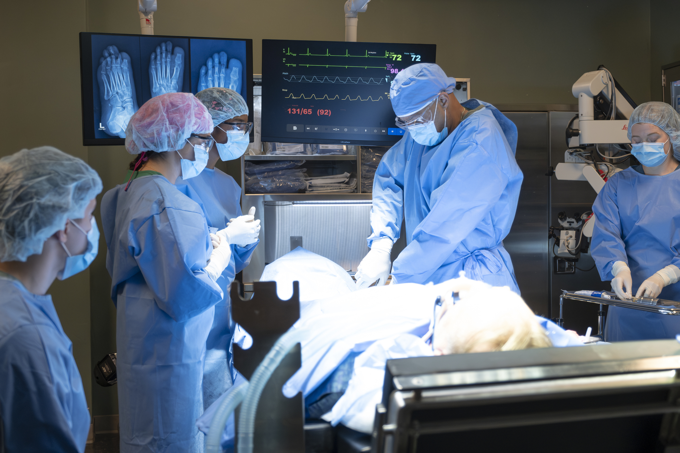 SCRUBS - "Episode 101" (Disney/Jeff Weddell)LAYLA MOHAMMADI, AMANDA MORROW, DONALD FAISON