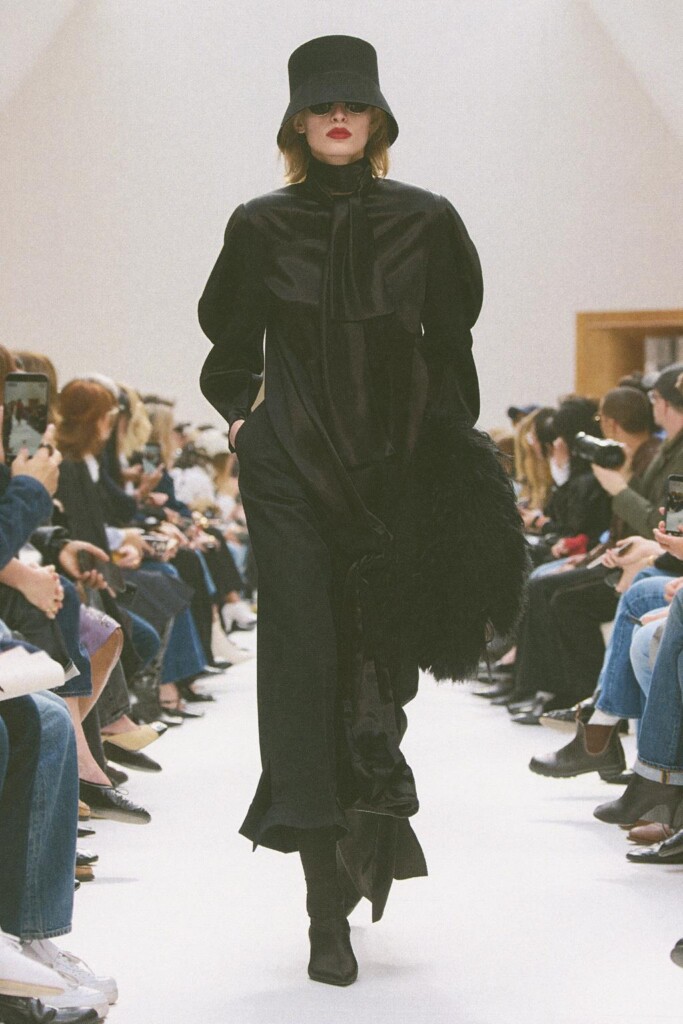 tutte le uscite in passerella della sfilata di celine autunno inverno 2026 (1)