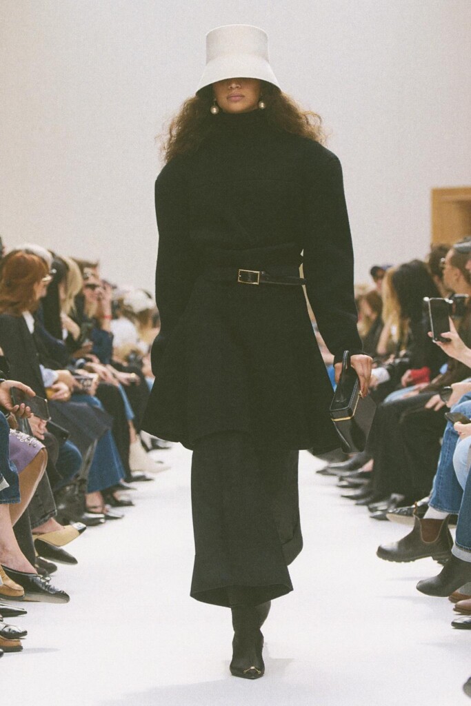 tutte le uscite in passerella della sfilata di celine autunno inverno 2026 (1)