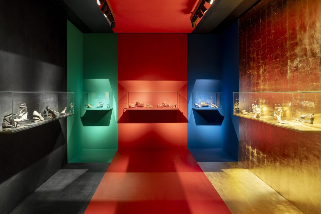 Allestimento della mostra Salvatore Ferragamo 1898–1960, attualmente in corso nel Museo Ferragamo.