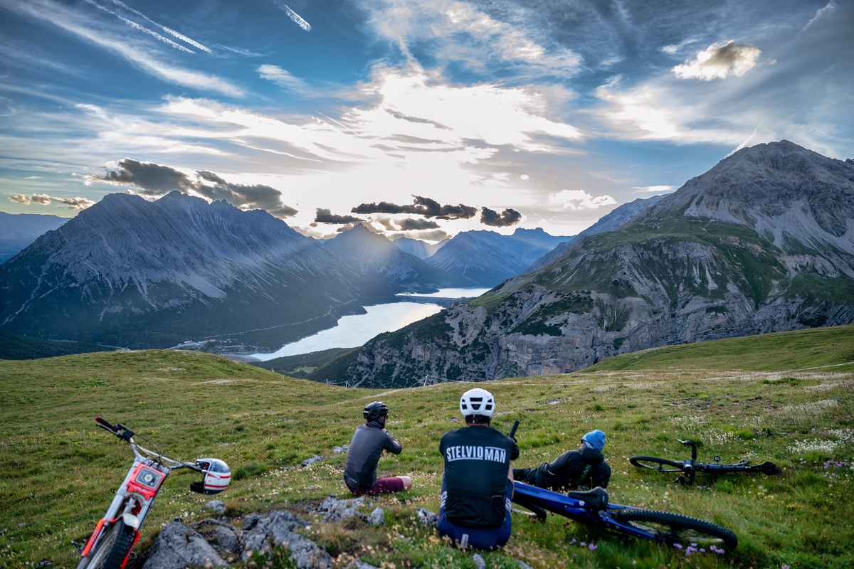 stelvio man lo-Cancano MirrorMedia