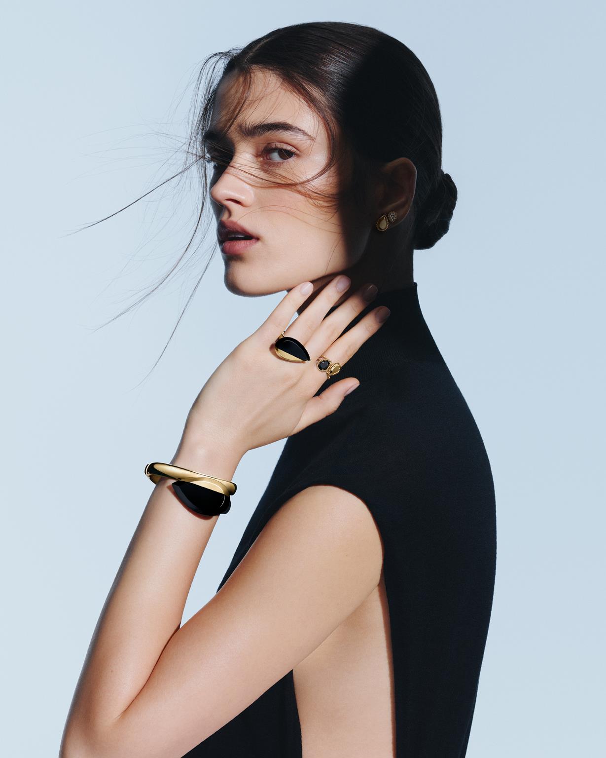 Boucheron rinnova la Serpent Bohème con 12 nuovi gioielli in oro e onice