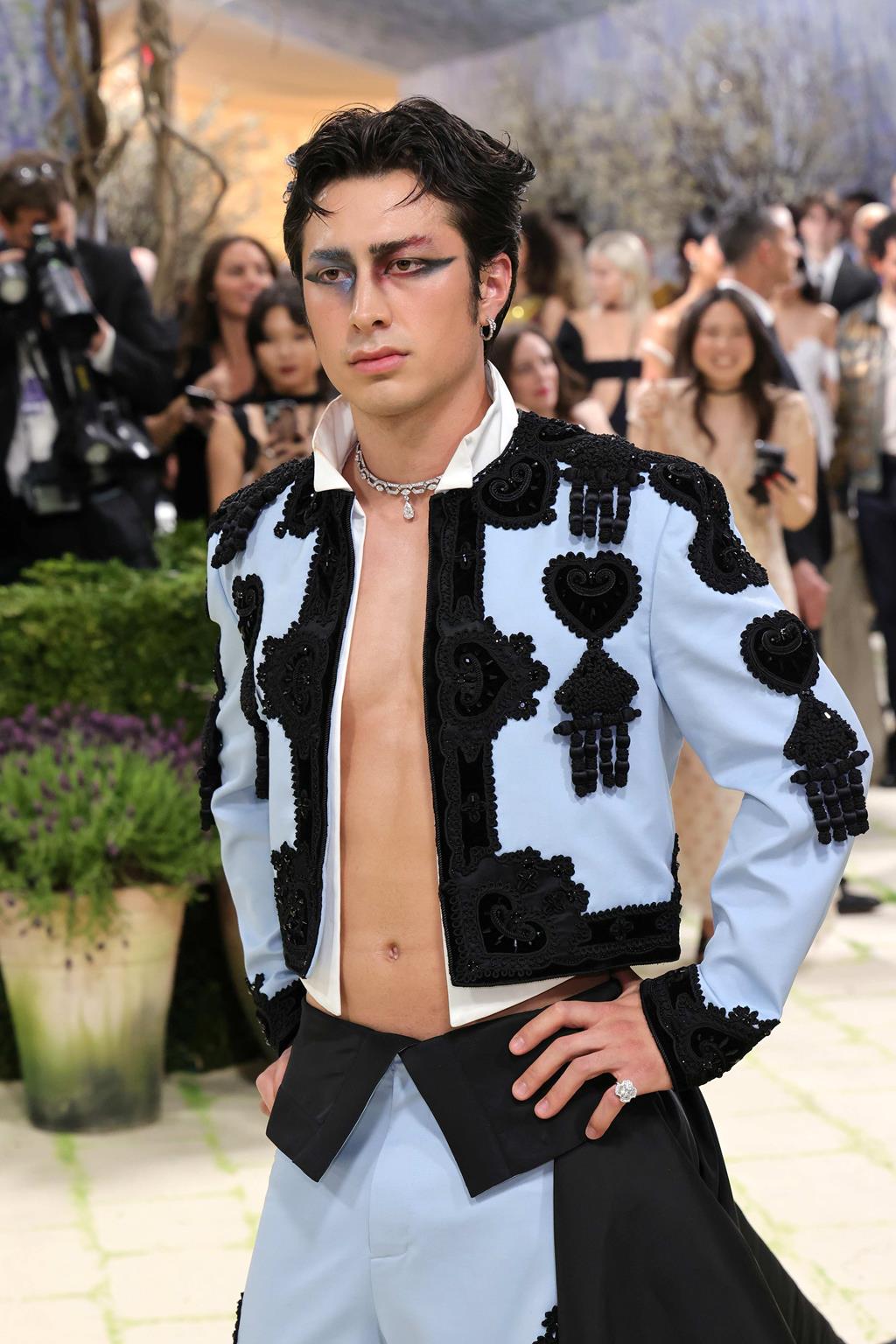 Hudson Williams con gioielli Bvlgari