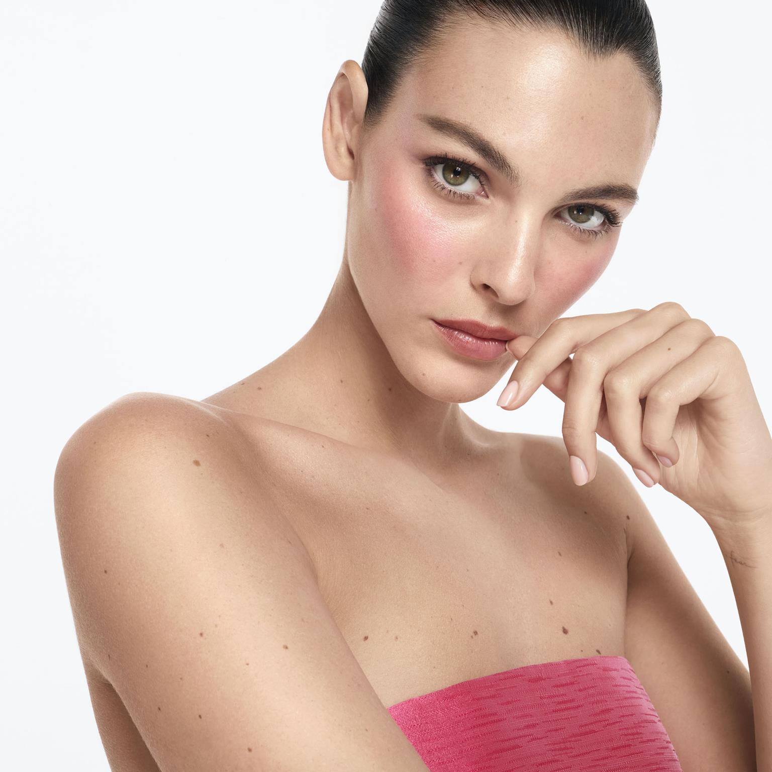 Vittoria Ceretti_Armani Luminous Silk_CREDITO Armani Beauty (1)