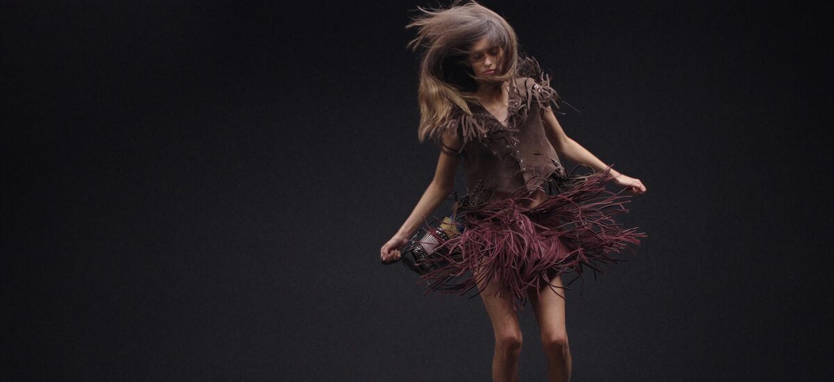 Parfois presenta Festival Capsule SS26 texture scamosce, frange e tonalità calde