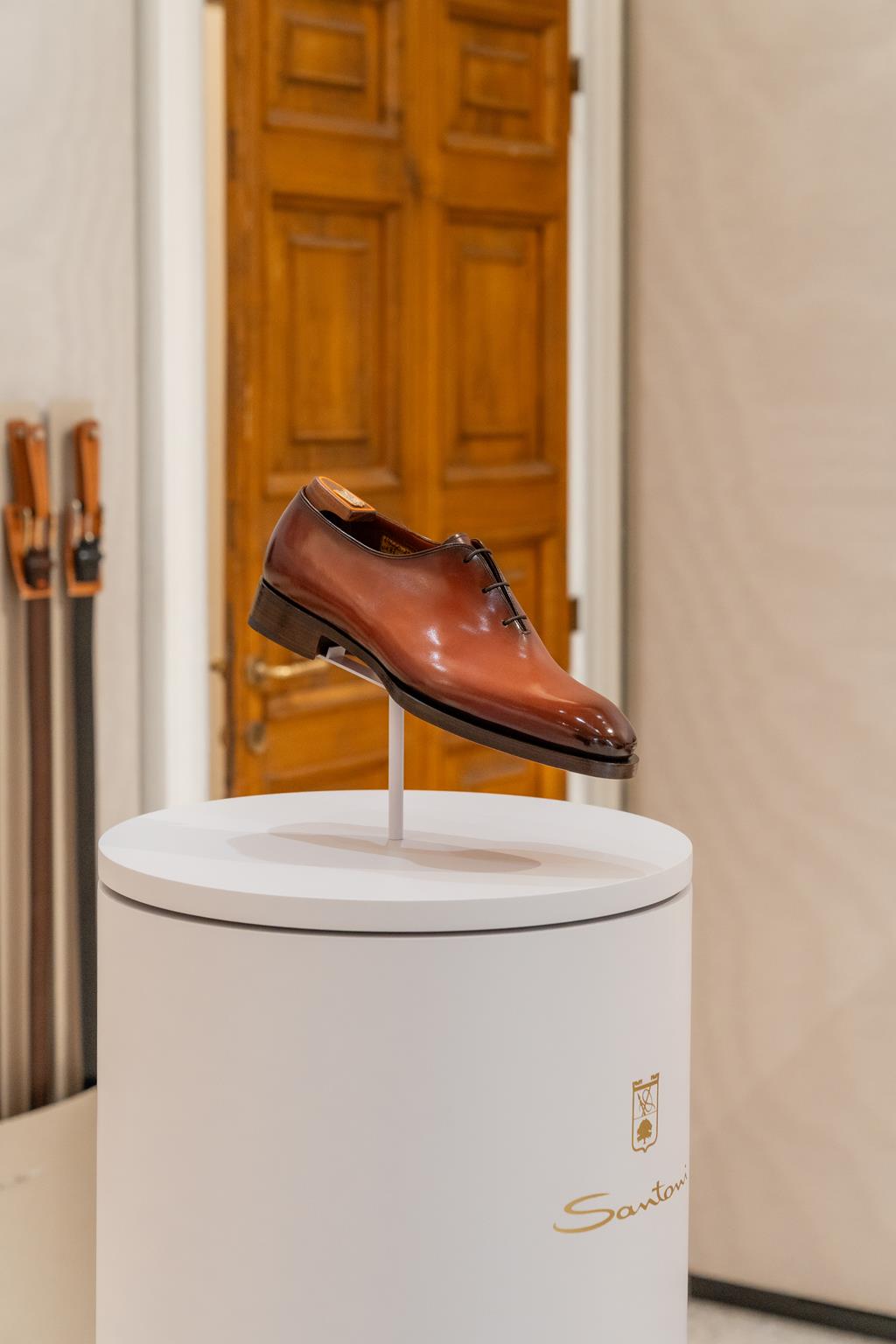 Santoni presenta The Art of Encounter SS27 mocassini 