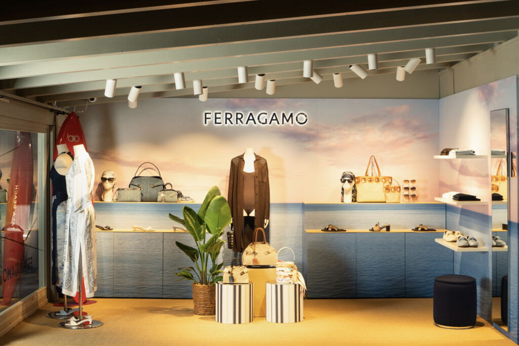 Ferragamo collabora con Tala Beach a Marina di Pietrasanta: teli mare con logo, cuscini in beige e borgogna e un pop-up esclusivo con accessori e abbigliamento estate.