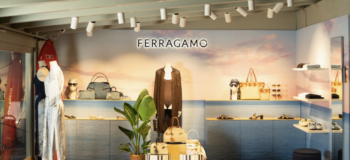 Ferragamo collabora con Tala Beach a Marina di Pietrasanta: teli mare con logo, cuscini in beige e borgogna e un pop-up esclusivo con accessori e abbigliamento estate.