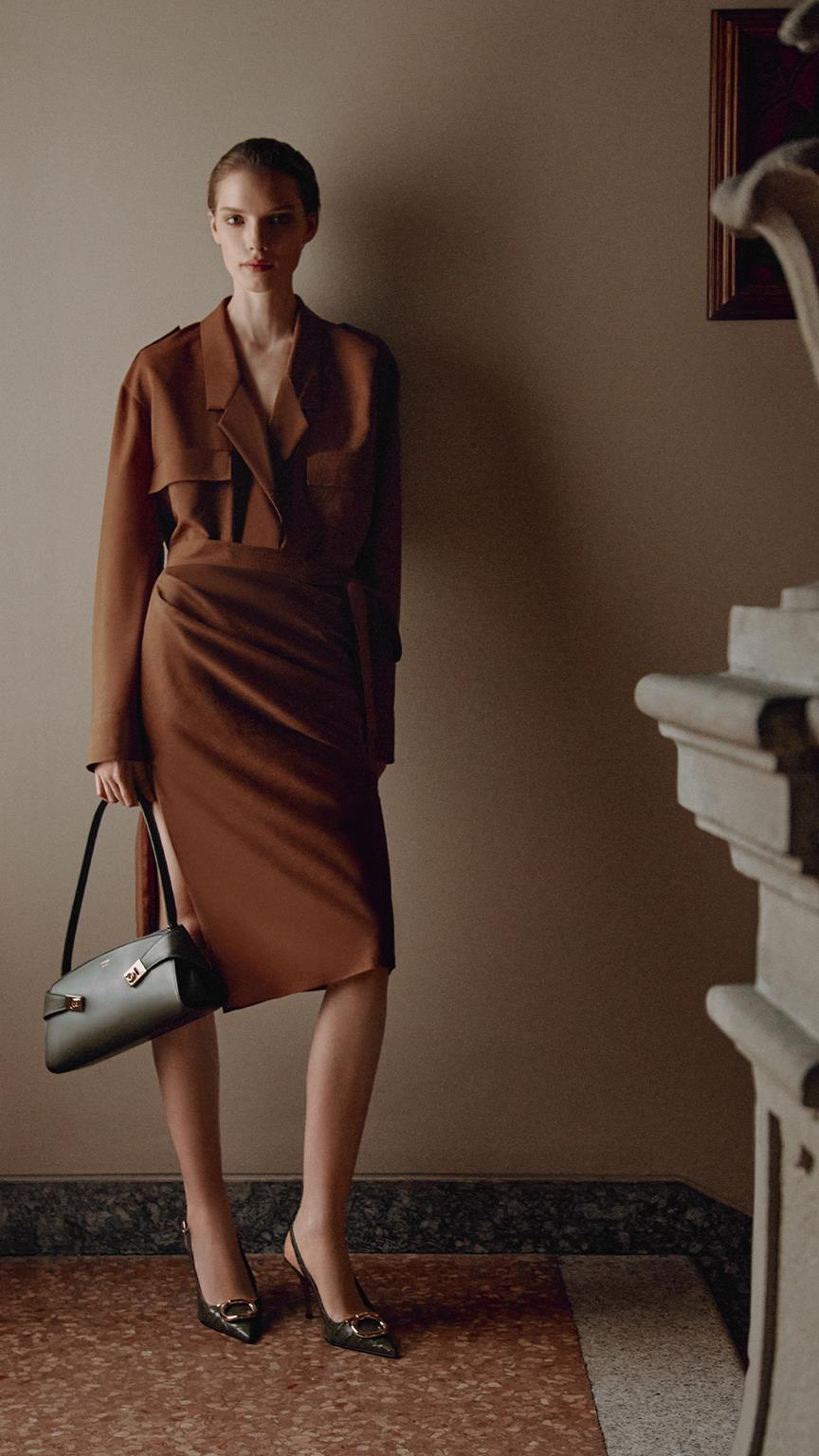 Ferragamo presenta la Hug East-West, la nuova borsa della collezione Hug