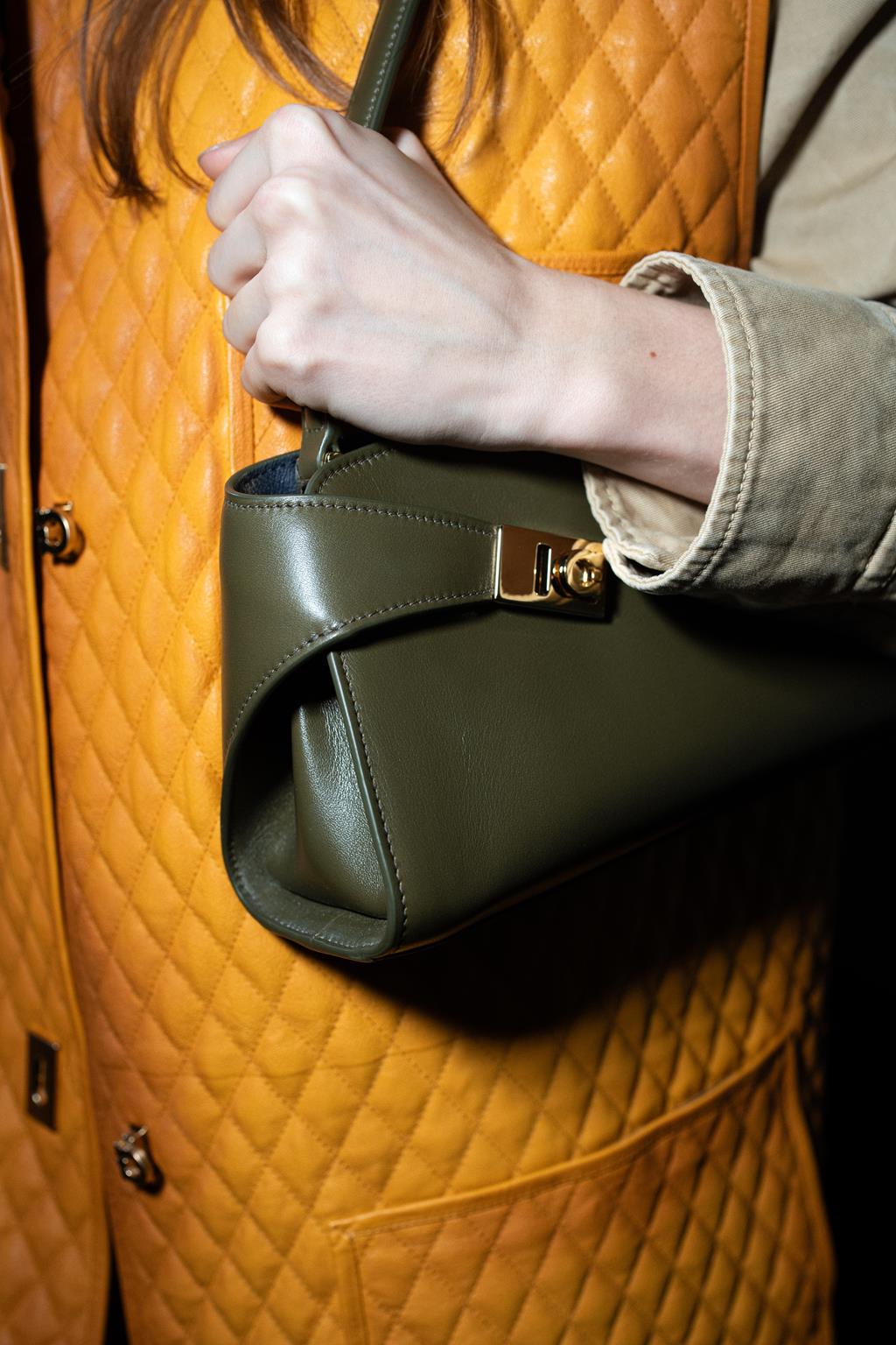 Ferragamo presenta la Hug East-West, la nuova borsa della collezione Hug