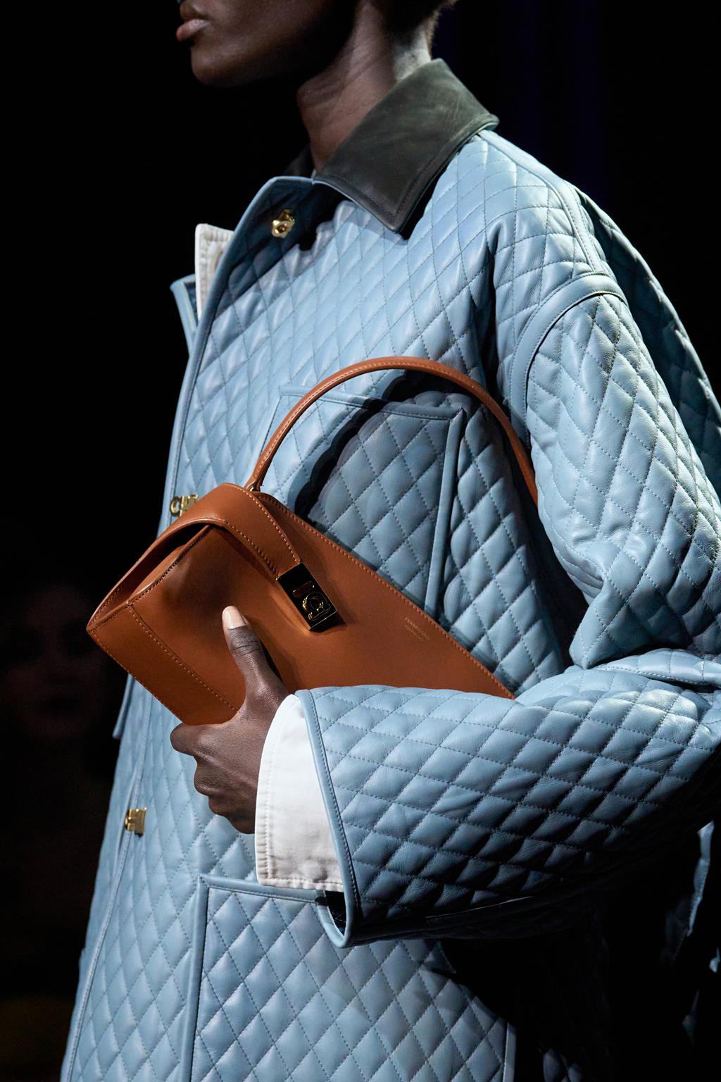 Ferragamo presenta la Hug East-West, la nuova borsa della collezione Hug