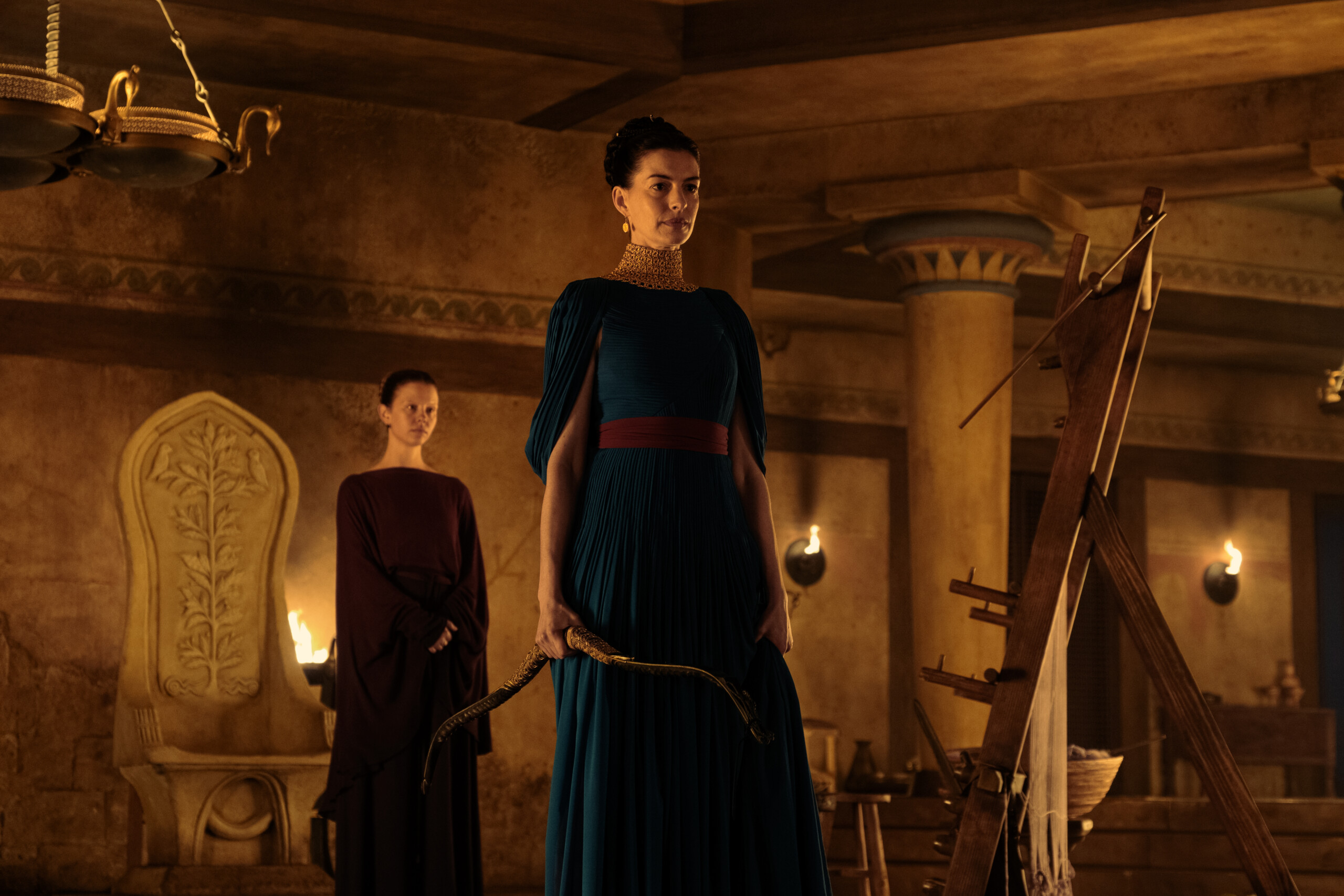 Anne Hathaway e Mia Goth in Odissea