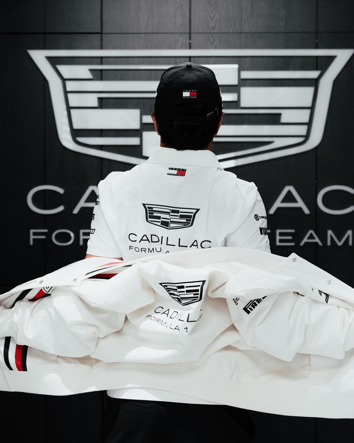 Tommy Hilfiger e Cadillac F1 Team lanciano una capsule fanwear