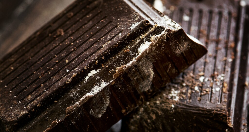 ciccolato cacao - httpsunsplash.comitfotoprimo-piano-di-barrette-di-cioccolato-fondente-LeJw97YiwSA