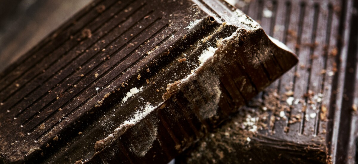 ciccolato cacao - httpsunsplash.comitfotoprimo-piano-di-barrette-di-cioccolato-fondente-LeJw97YiwSA