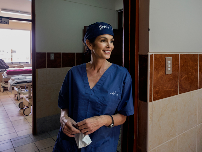 Cindy Crawford durante la visita del Flying Eye Hospital a Trujilo in Perù 