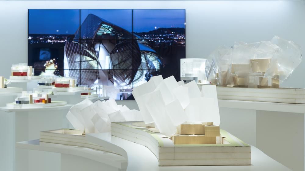 mostra presso Espace Louis Vuitton Venezia Fondation Louis Vuitton Building in Paris by Frank Gehry con intervento di Daniel Buren