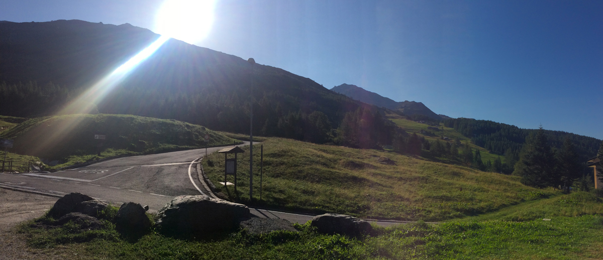 La partenza della strada per il Groppera. L'arrivo è lassù, più o meno dietro al sole