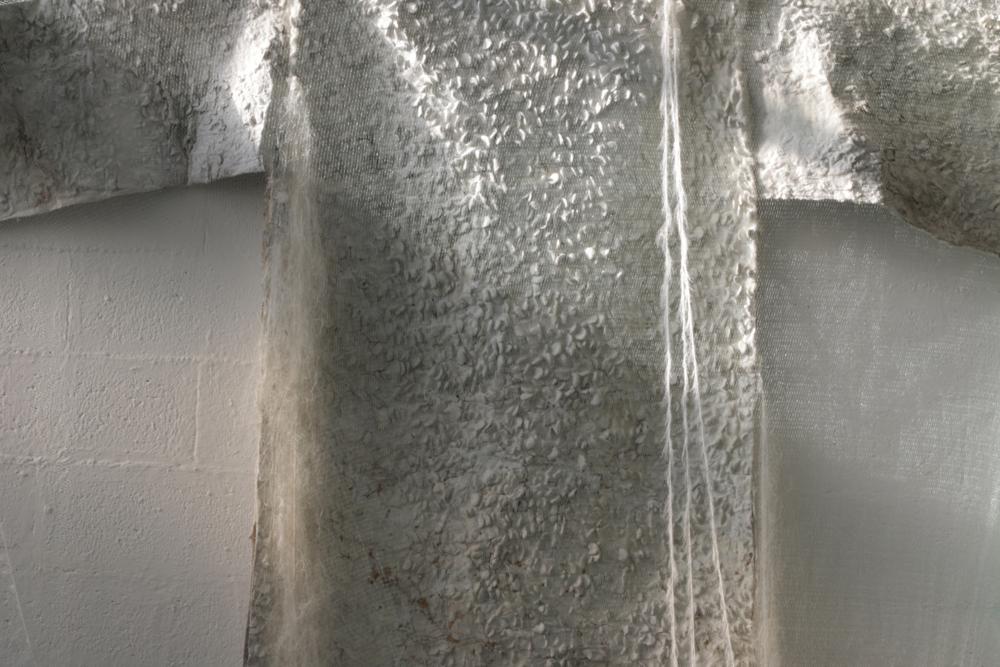 Dania Zanotto I Pilastri della Creazione veste scultura realizzata con rete lana polvere di vetro metallo - foto su plexiglass 
