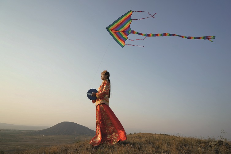 Li Wei, Sposa dai piedi di loto, 2015, video, DaTong, Cina (Courtesy Egg Gallery, Beijing)