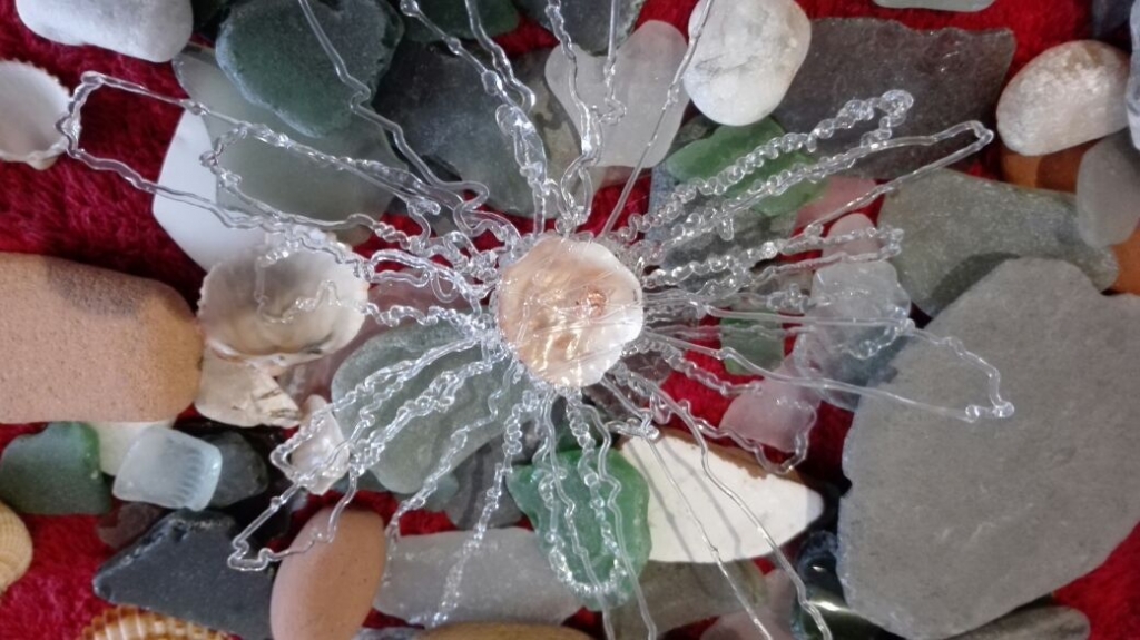 Massimo Duroni - bioarchitetto e designer - Fiore in cristalli di zucchero melassa e caseina che ingloba un nucleo di conchiglia