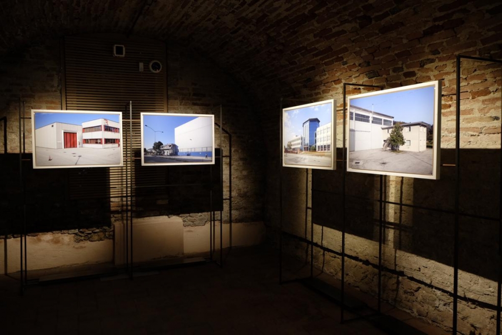 mostra FuoriCentro_sotterranei Palazzo Chiericati Vicenza - sala con foto scattate da Andrea e Magda
