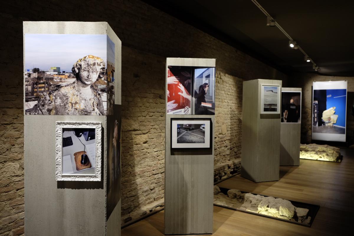 mostra FuoriCentro_sotterranei Palazzo Chiericati Vicenza - sala con foto scattate da Lavinia Parlamenti