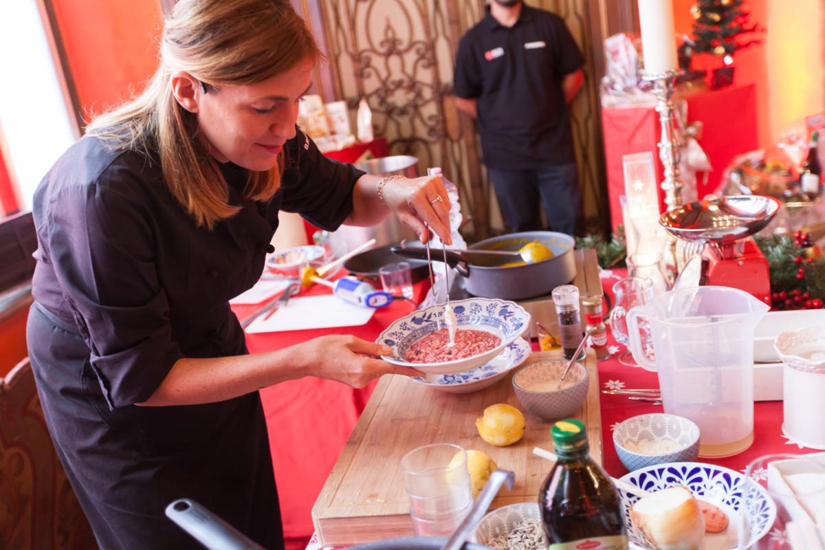 Chiara Maci durante lo showcooking da Amazon