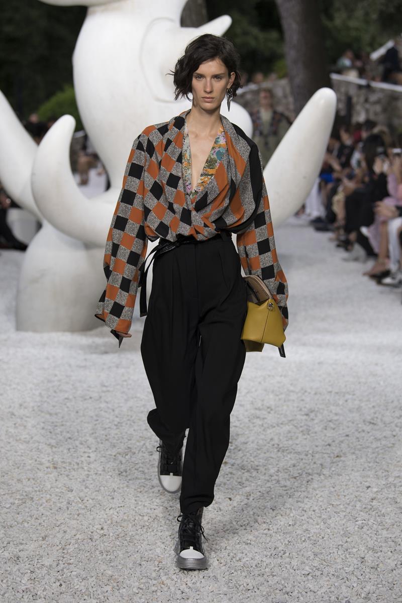 Louis Vuitton: sfilata Cruise 2019 tra le Opere D&#39;Arte della Fondation Marguerite et Aimé Maeght ...