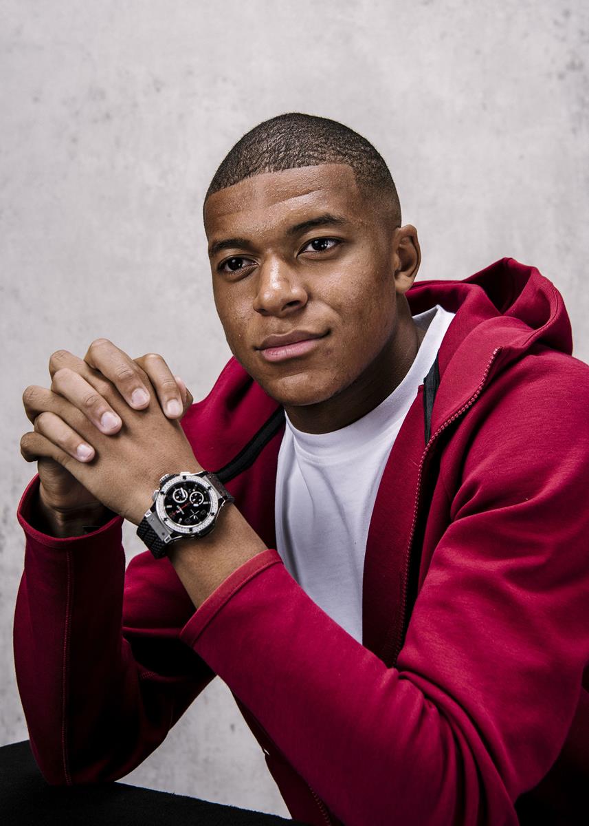 LONDON, ENGLAND - SEPTEMBER 24: Kylian Mbappe of France and Paris Saint-Germain poses for a portrait prior to The Best FIFA Football Awards at London Marriott Hotel County Hall on September 24, 2018 in London, England. (Photo by Gareth Cattermole - FIFA/FIFA via Getty Images)
