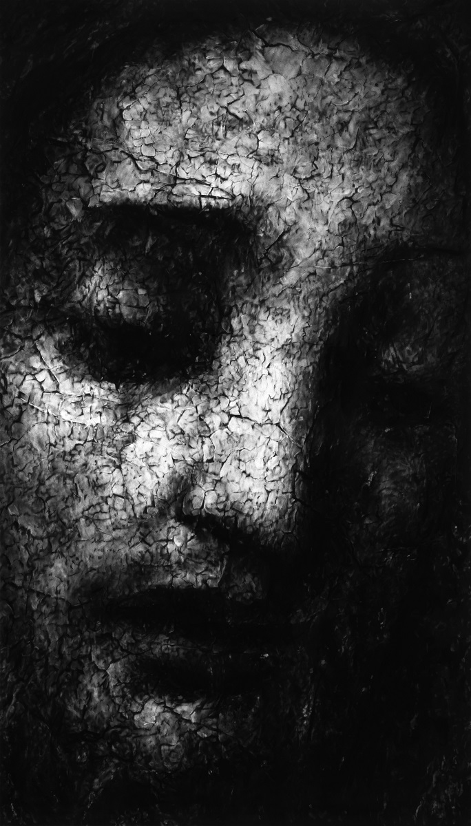 ROBERT LONGO Untitled (Head of Christ) 2019 carboncino su carta intelaiata, cornice in foglia d'oro lavorata a mano, custodia in pelle e 30 pezzi di argento charcoal on mounted paper, handcrafted gold leaf frame, leather pouch and 30 pieces of silver 199,1 x 122,9 x 7,6 cm Courtesy the Artist and Galleria Mazzoli